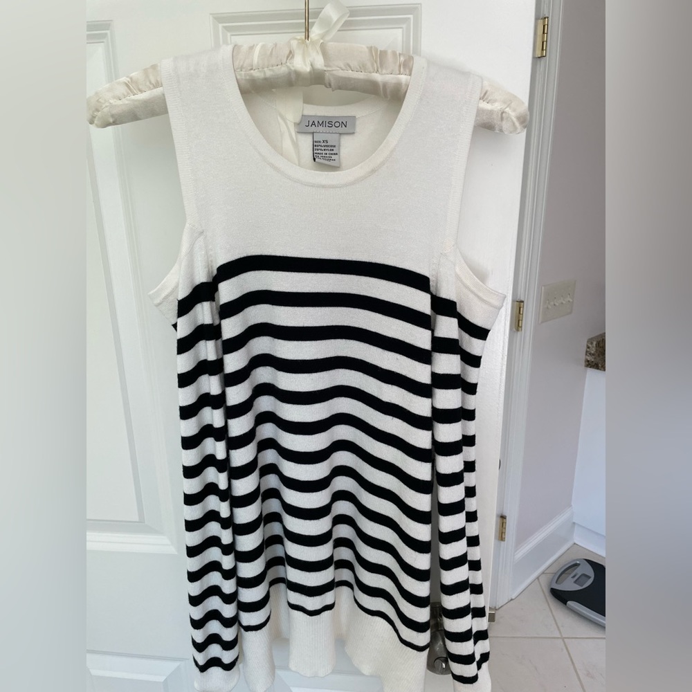 Jersey knot womens top shoulder cutouts cream/navy xs good condition